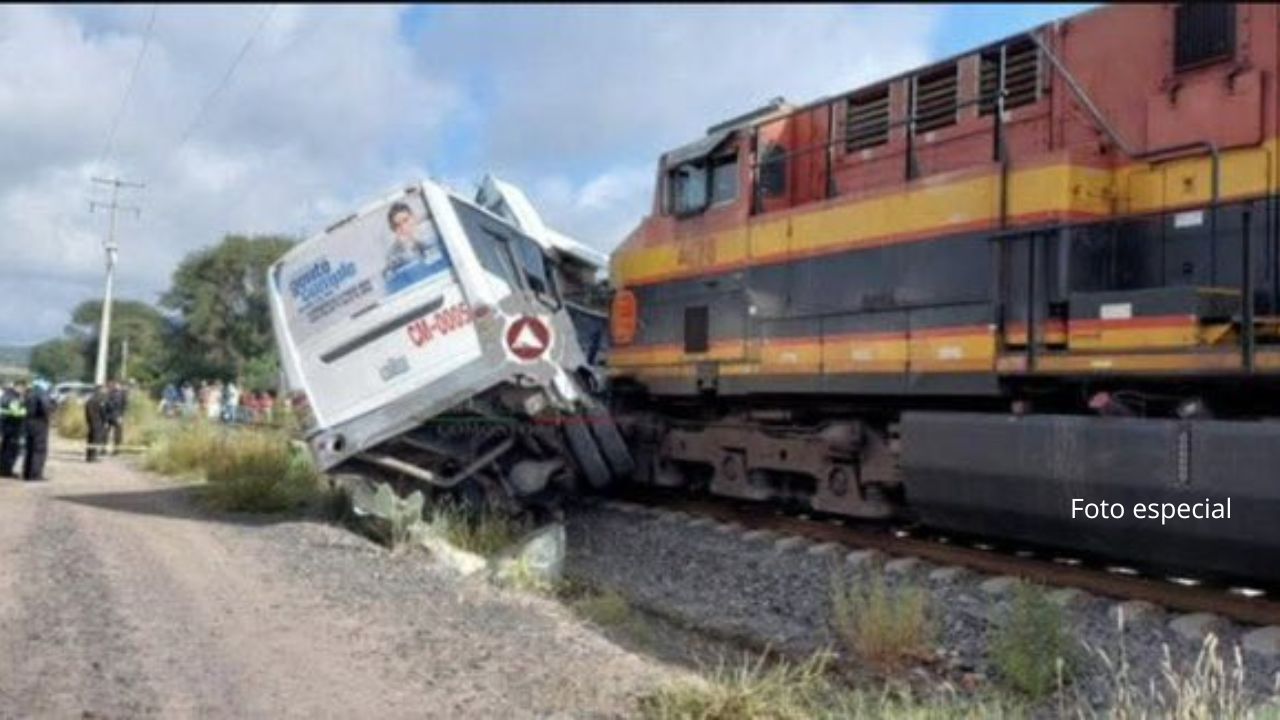 ¡Tragedia en Comonfort! Choque de tren y camión deja 5 muertos