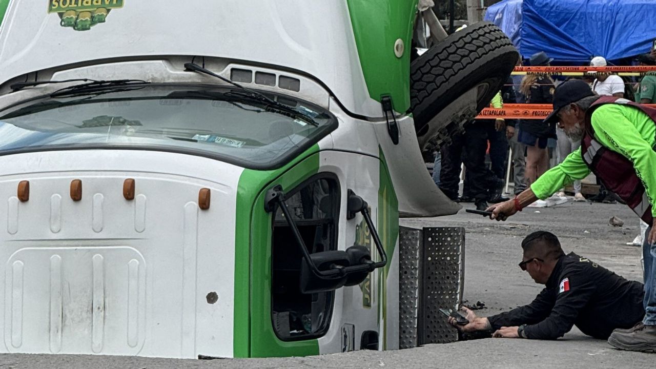 Camión cae en socavón de más de 6 metros en Iztapalapa