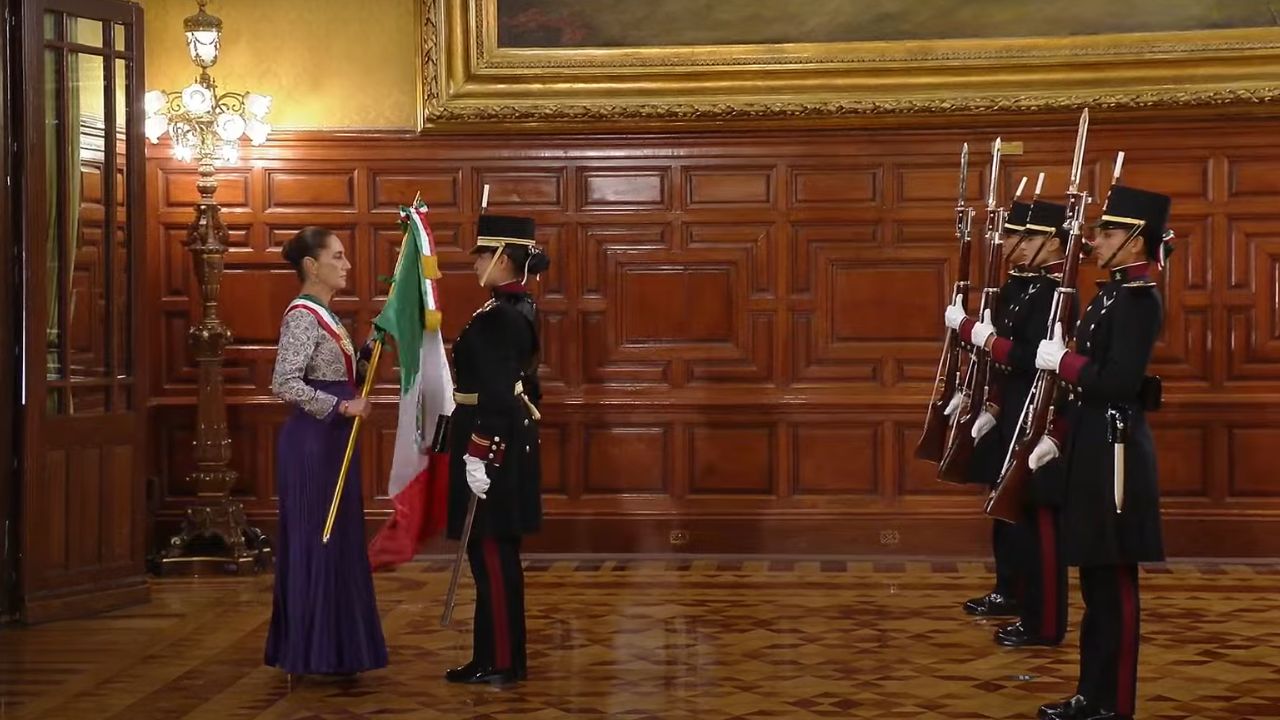 Sheinbaum hace historia como primera mujer en dar el Grito