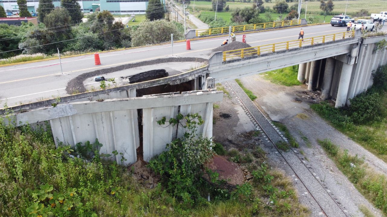 Socavón provoca cierre de paso elevado del aeropuerto Hermanos Serdán