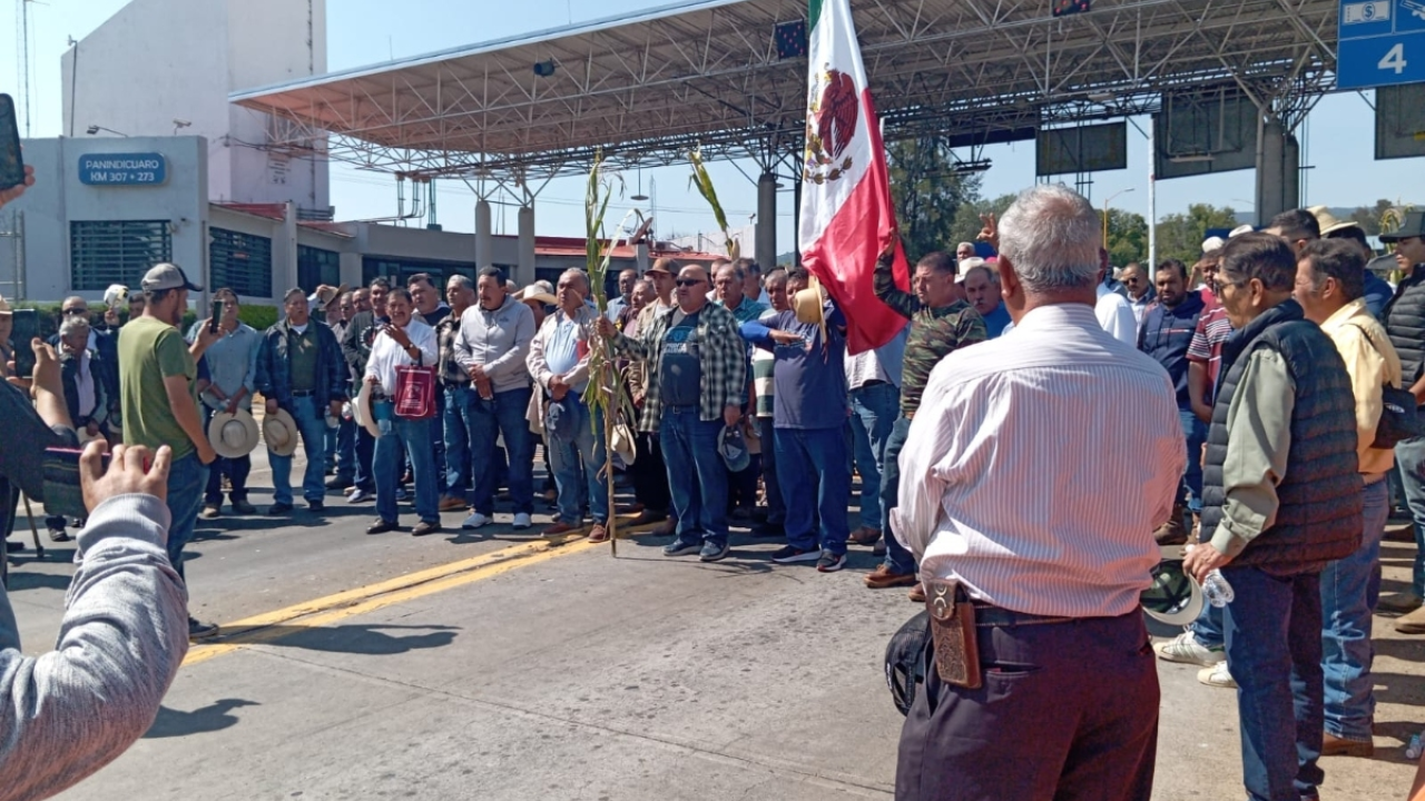 Agricultores de maíz  liberan un carril de las carreteras bloqueadas