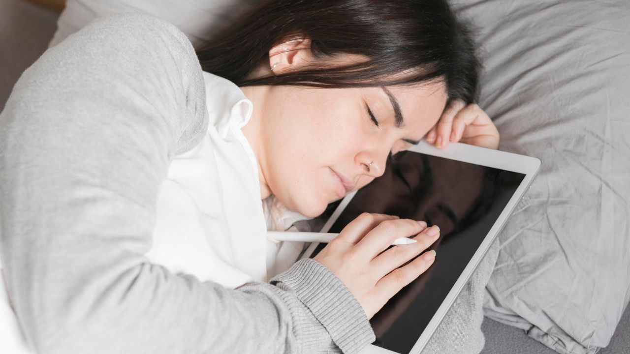 Alertan sobre el “vamping” y sus riesgos para la salud mental
