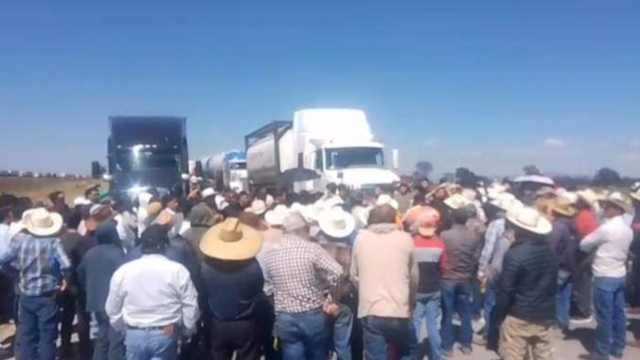 Agricultores tlaxcaltecas mantienen bloqueo del Arco Norte