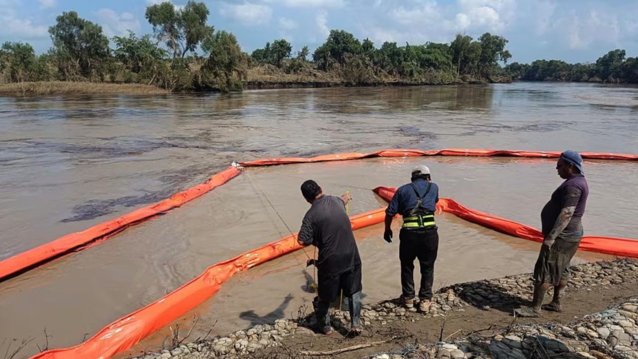 Extraen más de un millón de litros de hidrocarburo de río en Veracruz