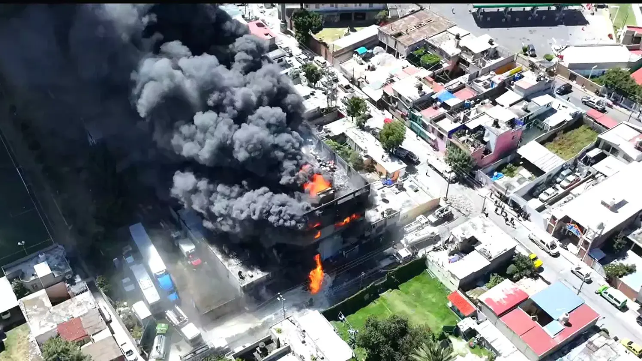 Controlan incendio de una fábrica de colchones en Ecatepec