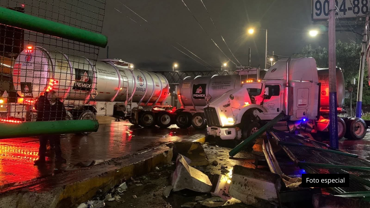 Pipa con logos de Pemex choca en Circuito Interior