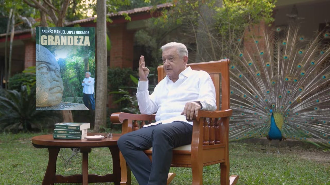 AMLO reaparece y presenta su libro Grandeza