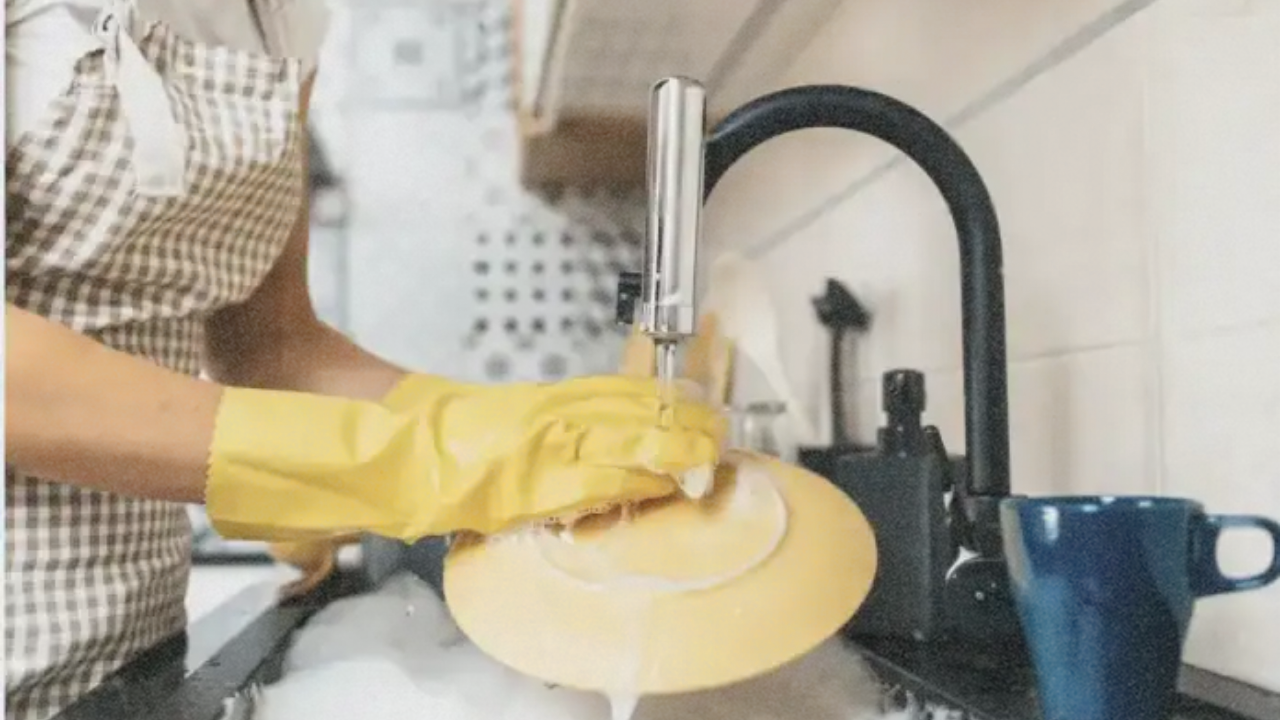 Trabajo no remunerado en hogares sumó 8 billones de pesos en 2024