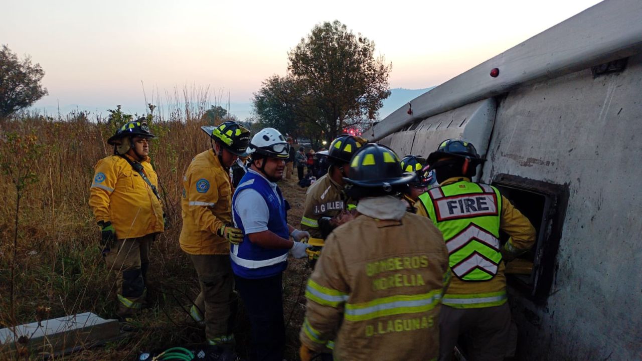 Vuelca autobús de pasajeros en Morelia