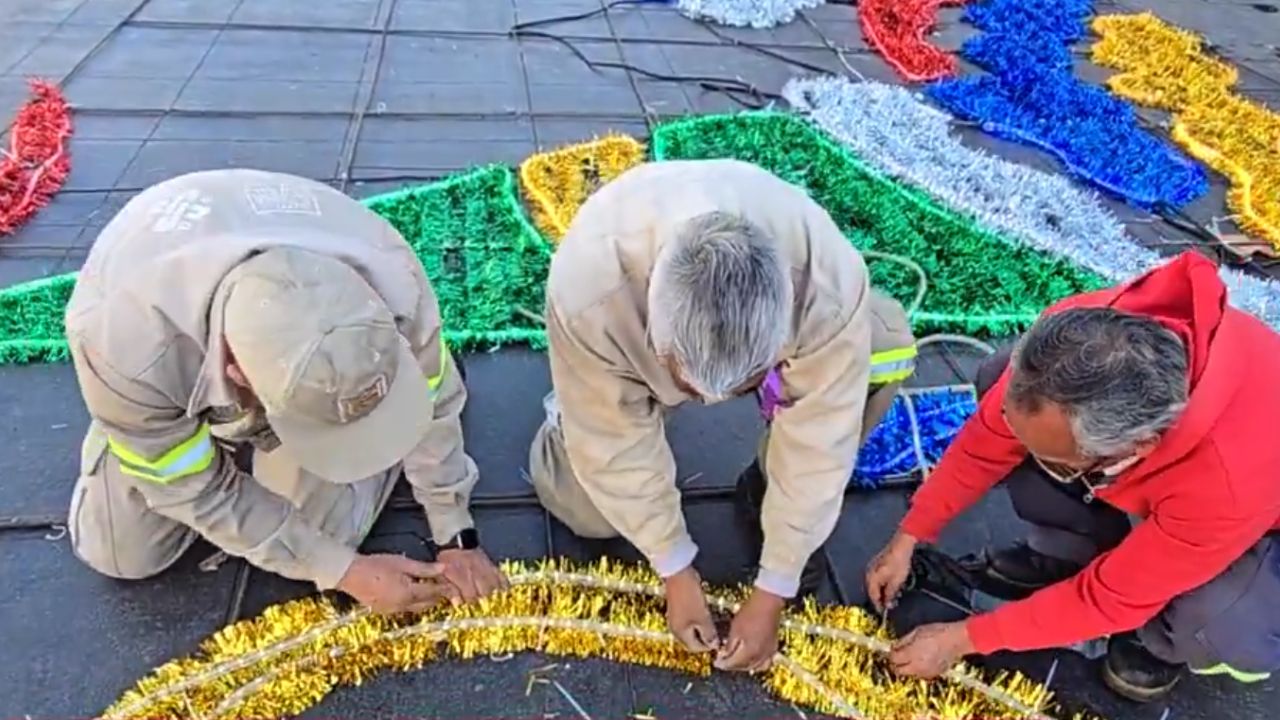 Esferas gigantes y luces llegan al Zócalo  