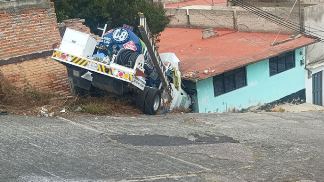 Pipa de gas se estrella contra varias casas en Naucalpan