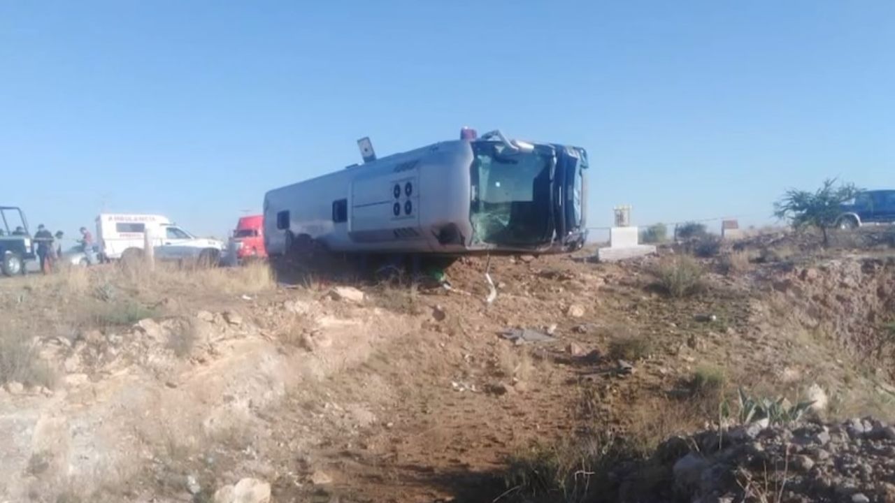 Volcadura de autobús en Zacatecas deja cinco personas fallecidas