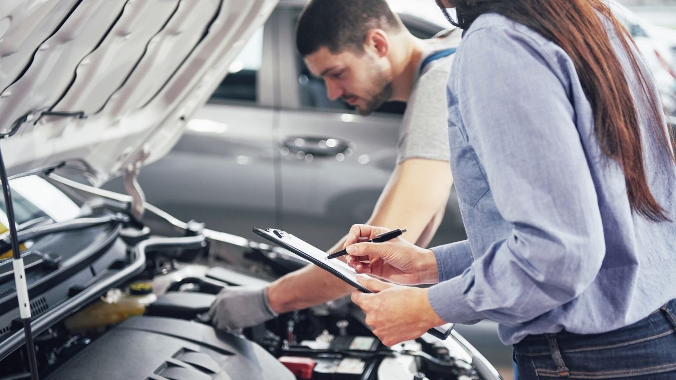 ¡Revisa tu auto y evita distracciones al conducir!