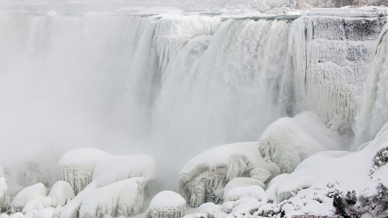 Ola de frío congela parcialmente las cataratas del Niágara