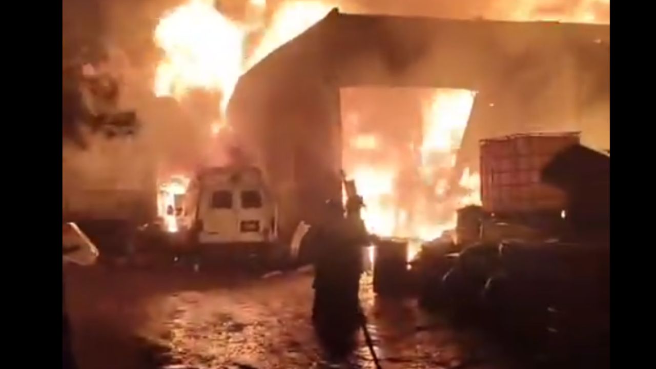 Incendio consume bodega de pinturas en Ecatepec