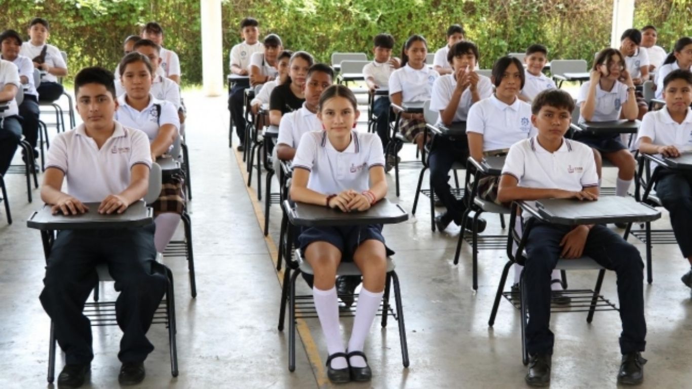 Inicia entrega de tarjetas de la beca universal Rita Cetina  