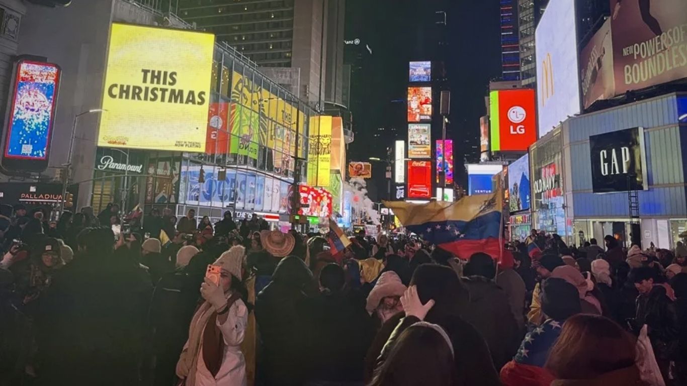 Himno de Venezuela suena en NY entre protestas y festejos