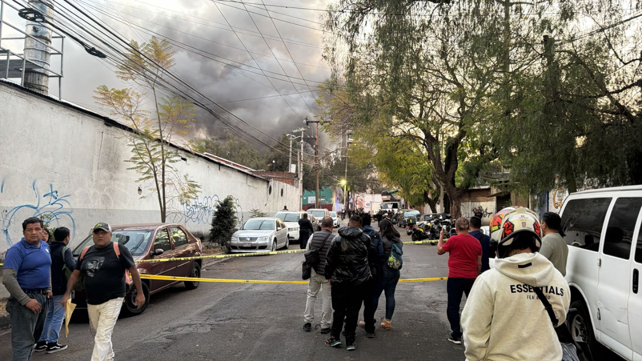 Controlan incendio en fábrica de plásticos en Álvaro Obregón