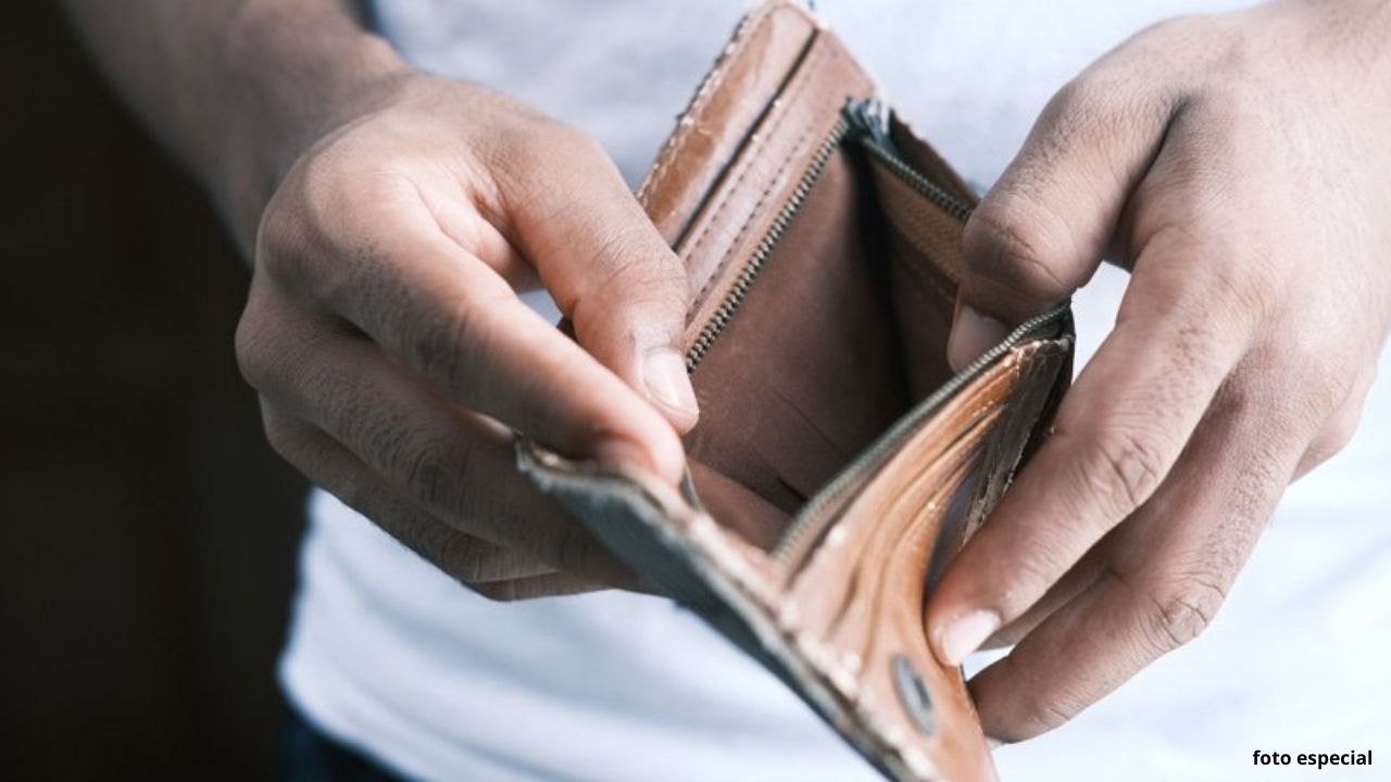 Mexicanos viven al límite y priorizan pagar deudas