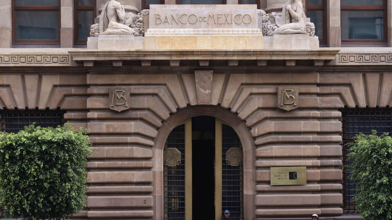 Banxico eleva previsión de crecimiento a 1.6 % para 2026