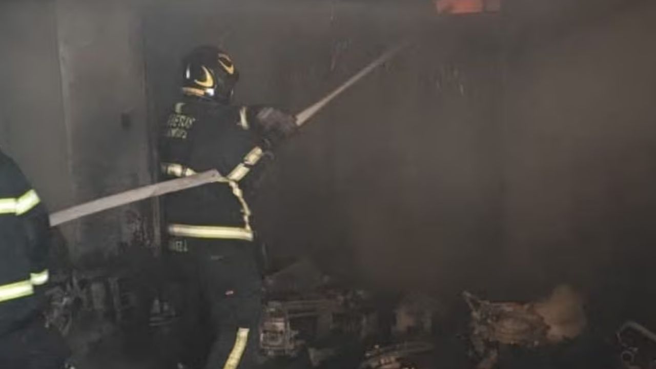 Se incendia taller mecánico en Iztapalapa