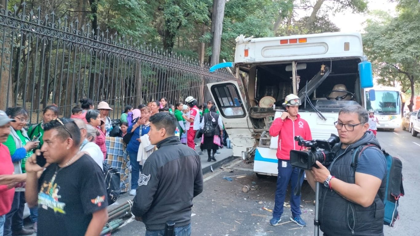 15 lesionados por choque de autobús de peregrinos