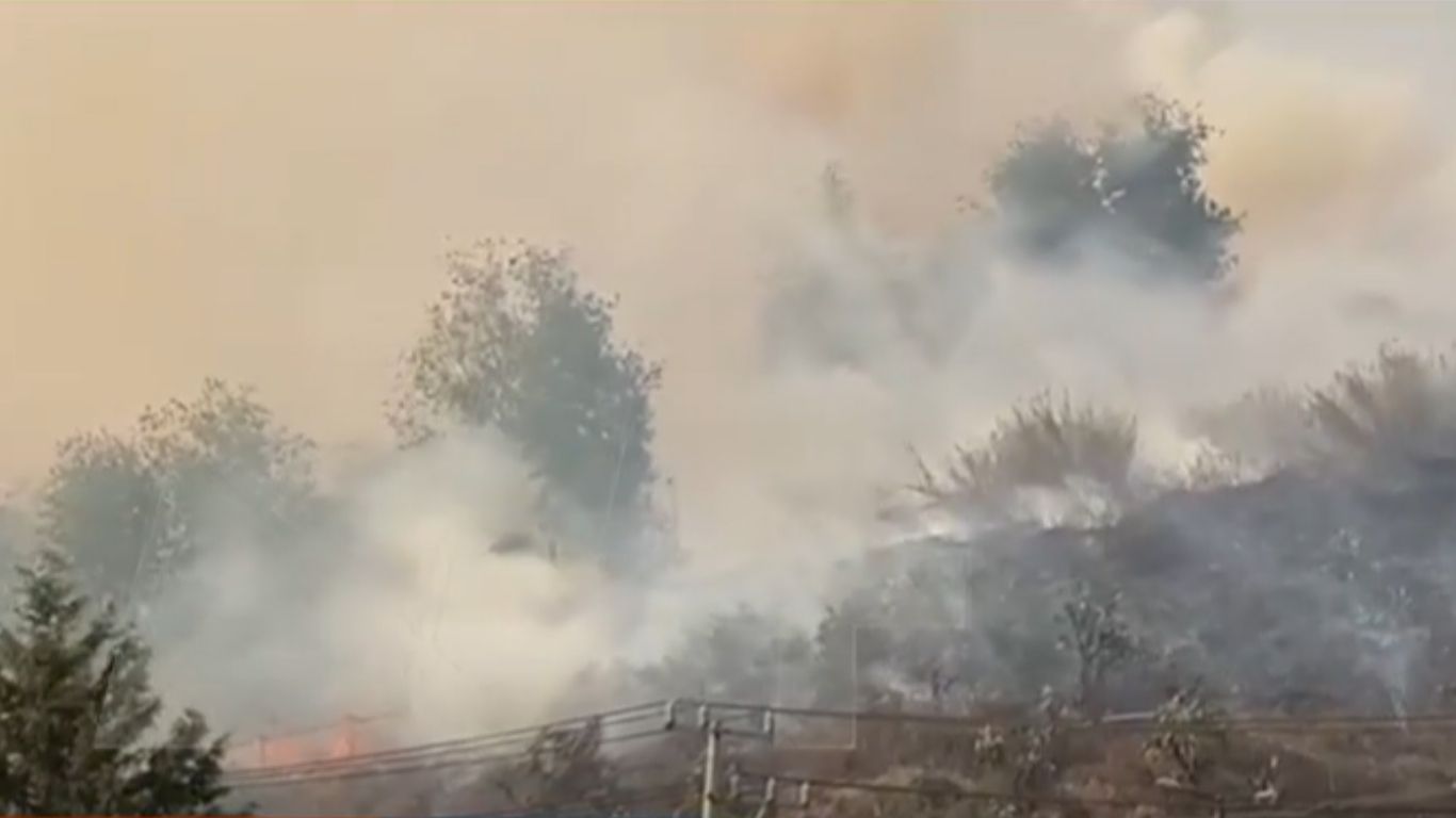 Incendio en Zona Esmeralda, el humo visible a kilómetros