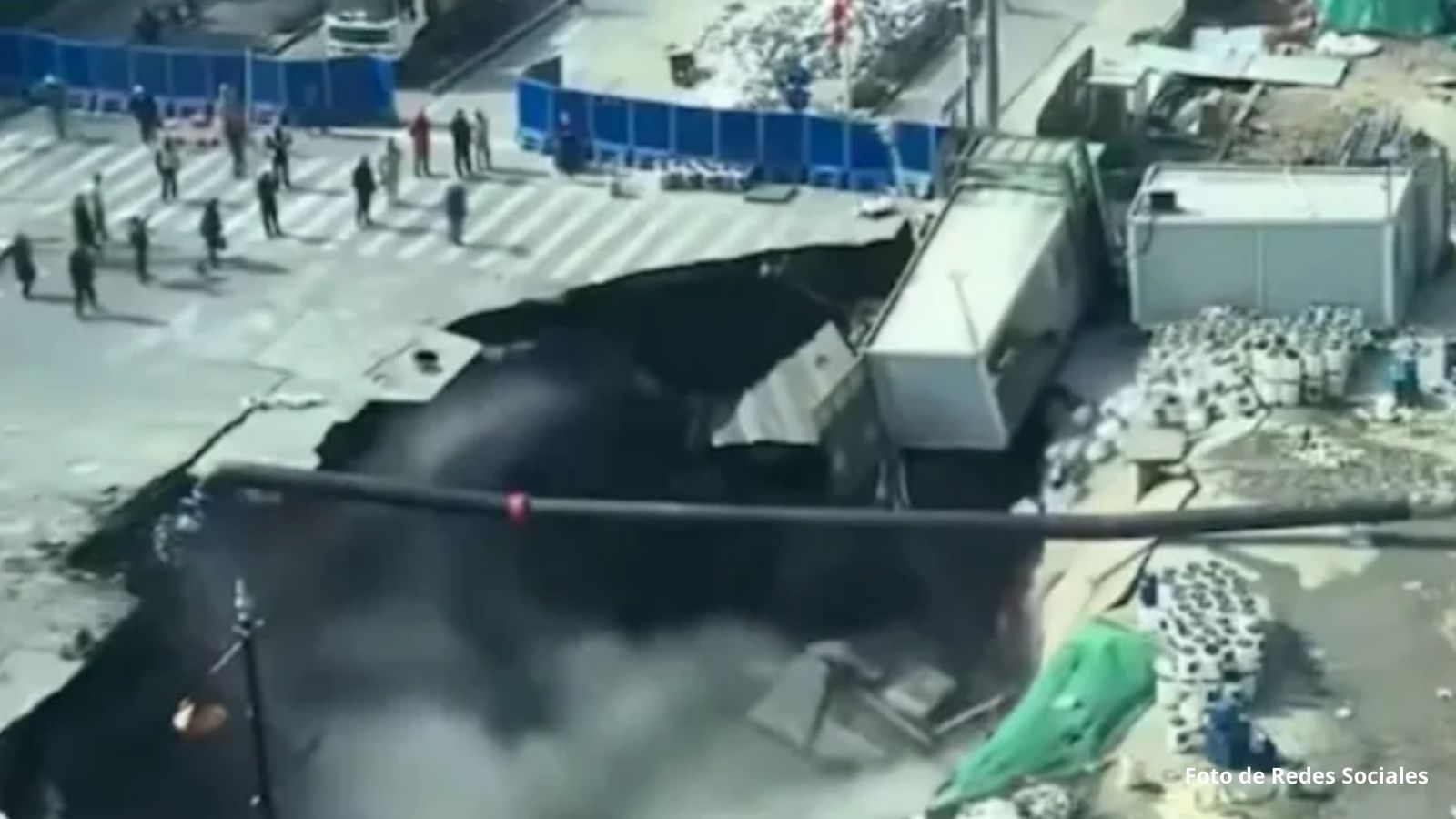 Socavón “se traga” parte de una calzada en Shanghai