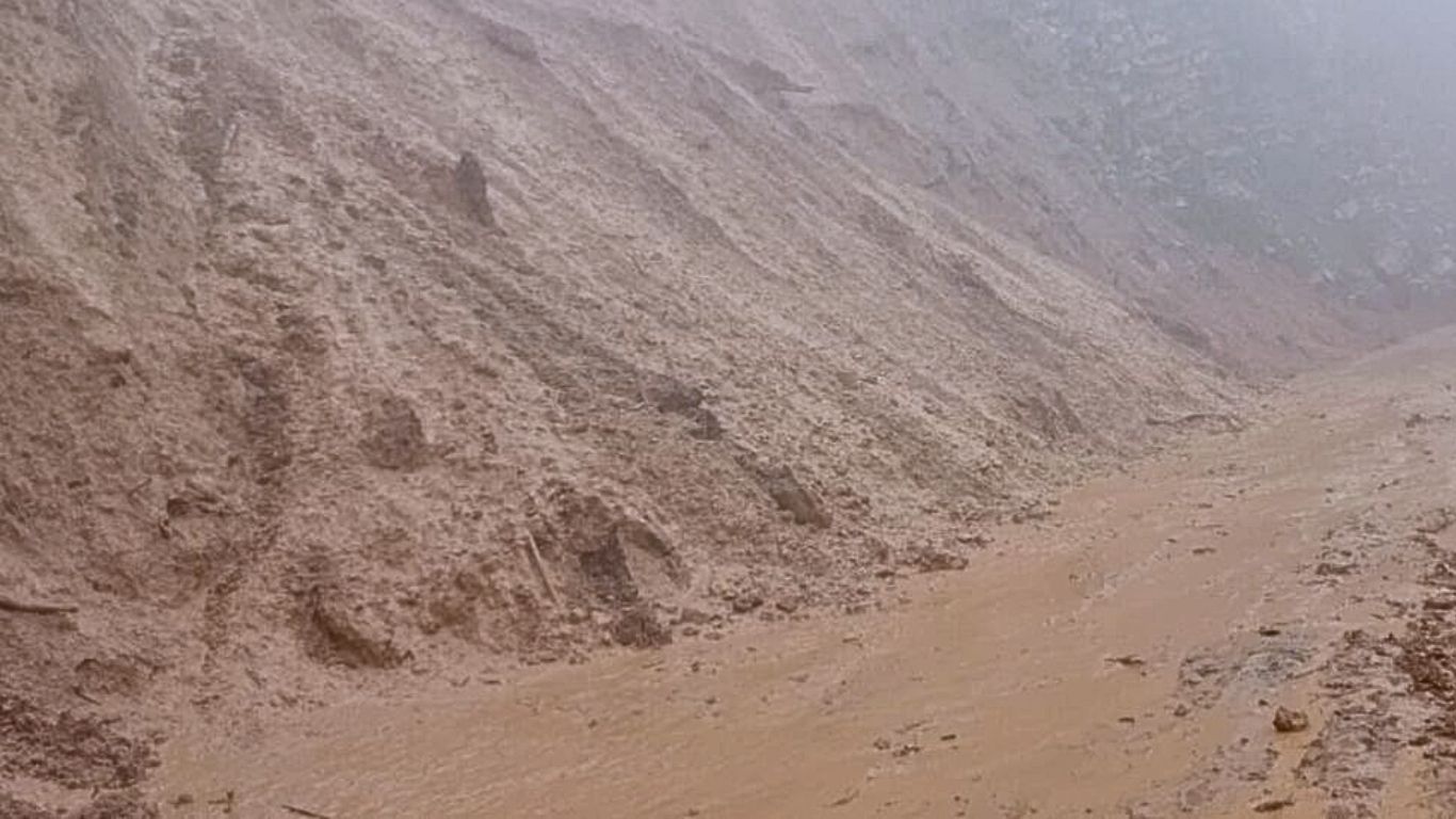 Derrumbe incomunica a 2 mil 500 personas en Hidalgo