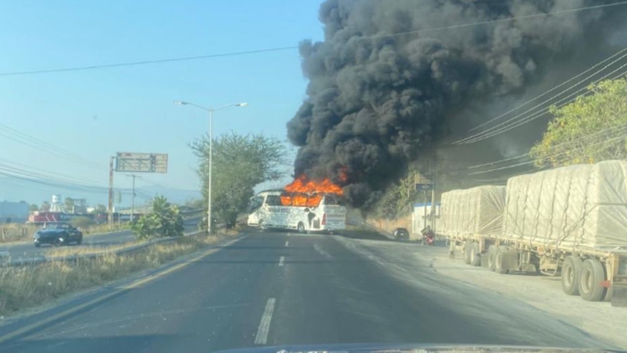 Reportan bloqueos y quema de autos en varios estados de México