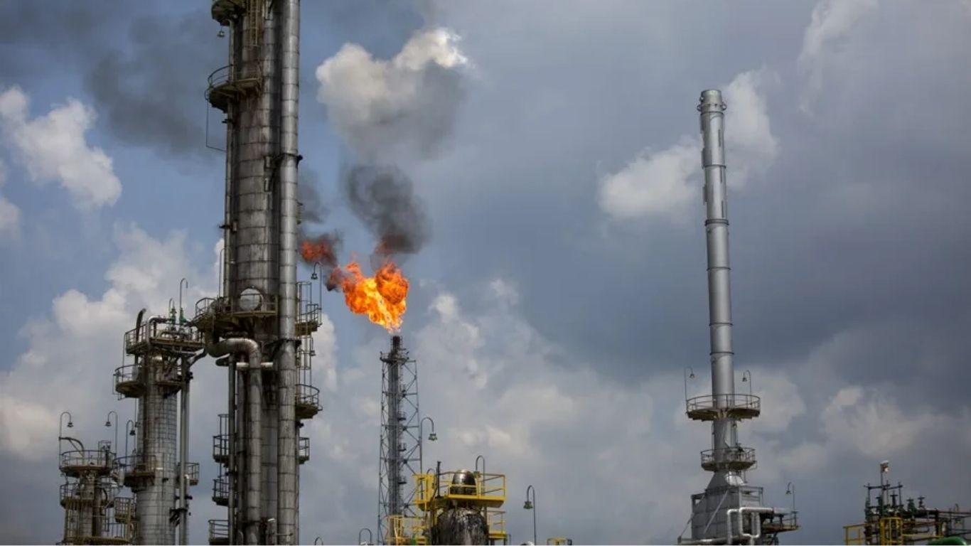 OPEP+ subirá producción pese a tensión con Irán