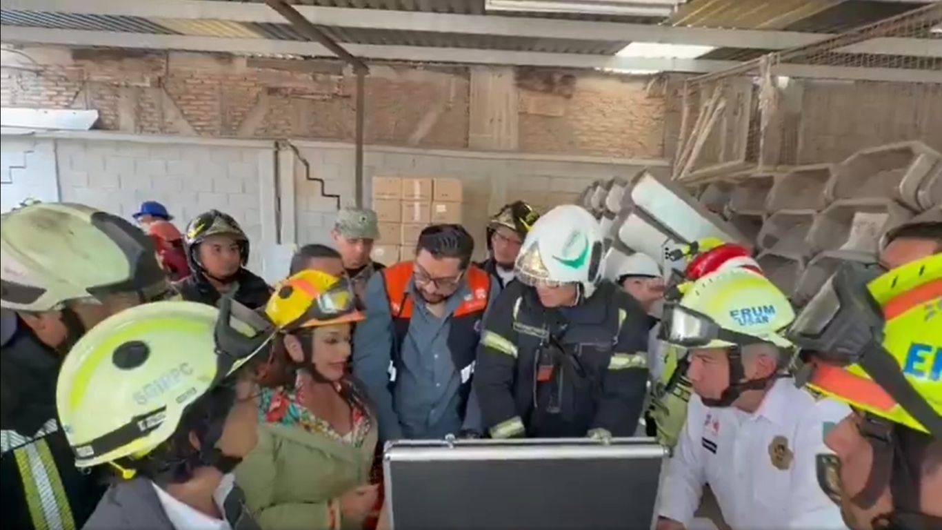 Rescatan a una persona tras derrumbe en Calzada de Tlalpan 