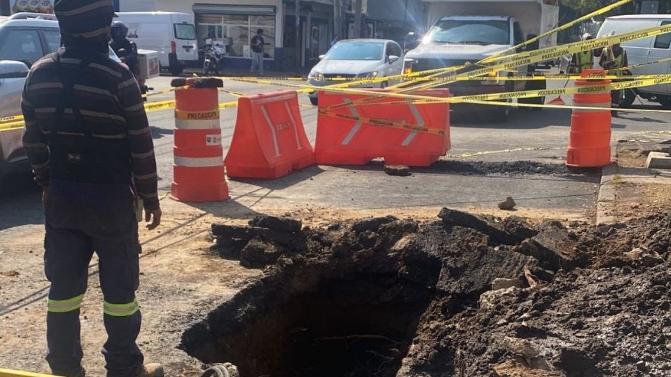 ¡Alerta automovilistas! Socavón en Coyoacán