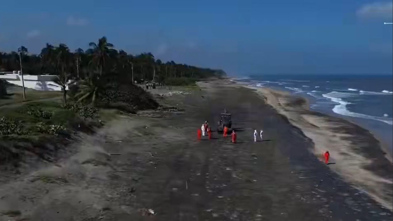 Tabasco limpia crudo en playas de Paraíso y Cárdenas