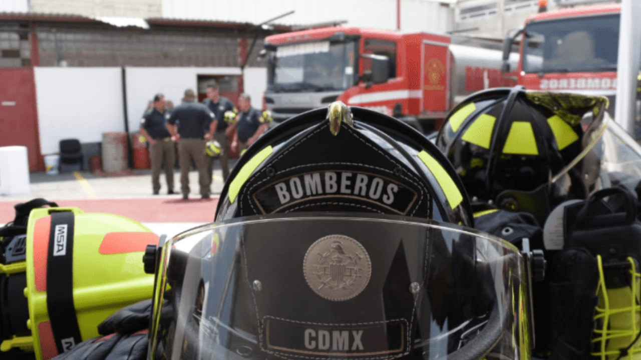 CDMX entrega nuevo equipo al Heroico Cuerpo de Bomberos
