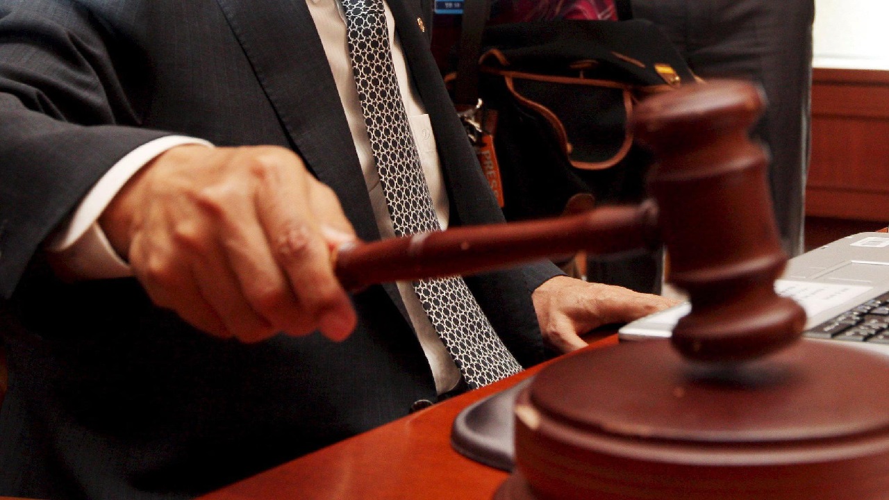 Sancionan a juez español por utilizar IA para una sentencia