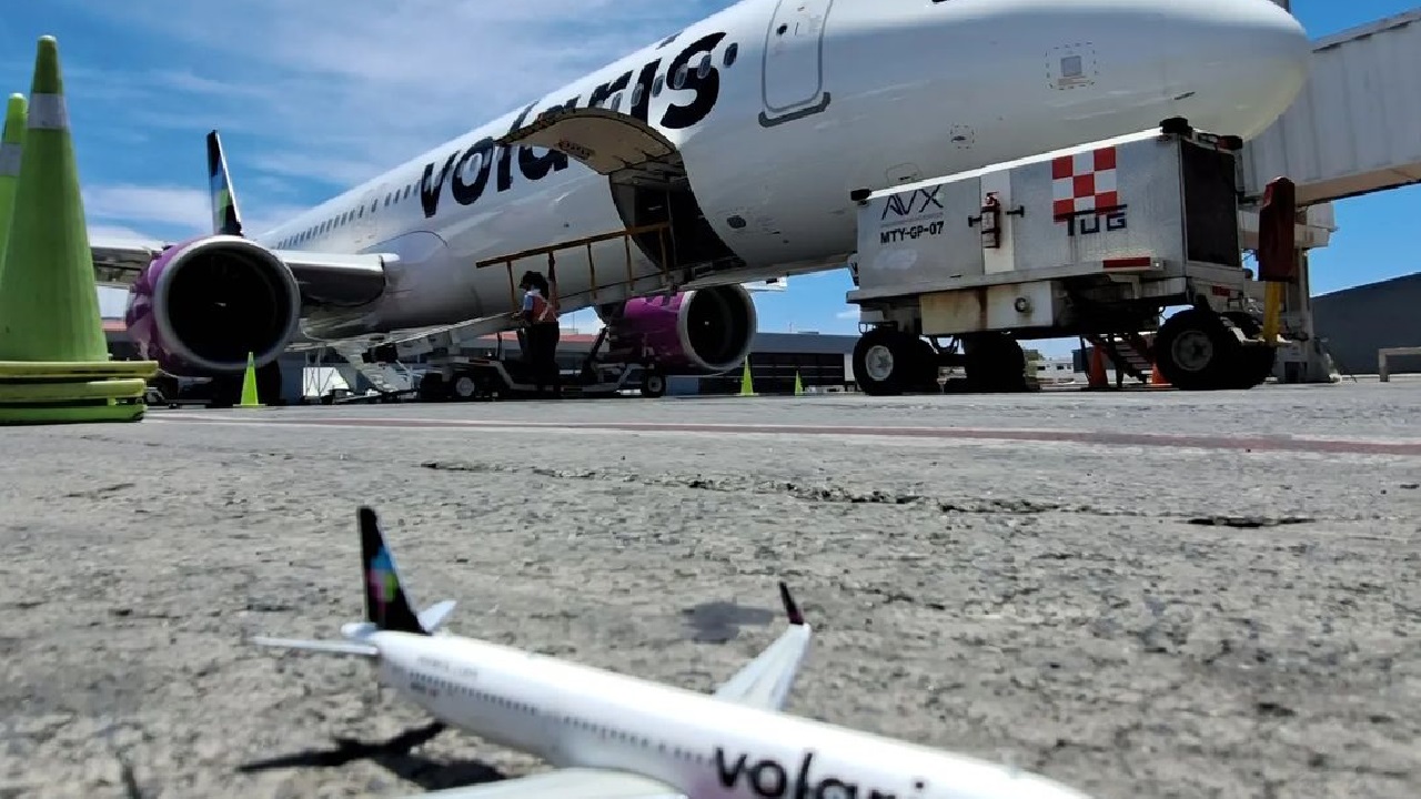 Se viola la ley al permitir que extranjeros vuelen naves de Volaris: ASPA
