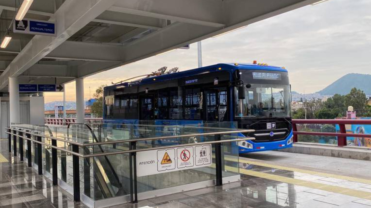 Trolebús elevado sin daños estructurales tras explosión en Iztapalapa