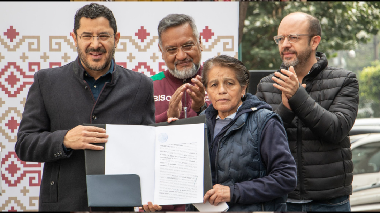Gobierno de la CDMX entrega predio a costureras afectadas por el sismo del 85