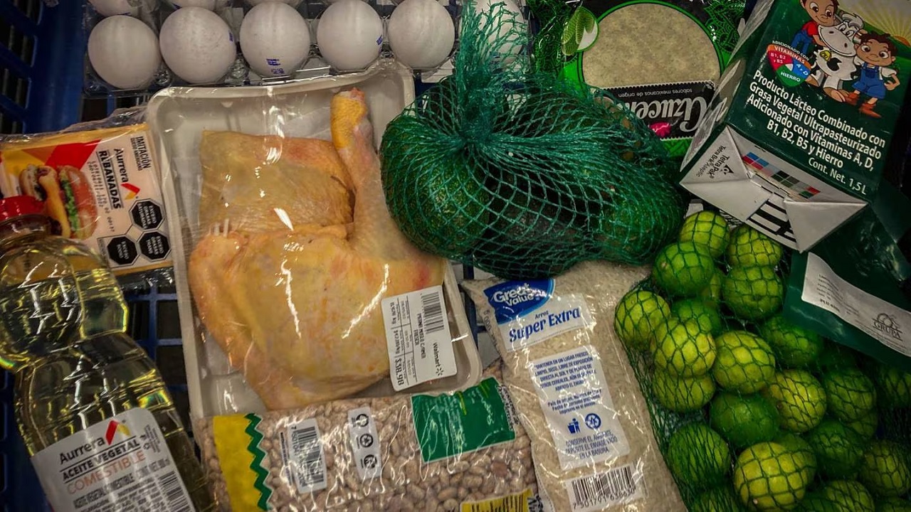 Canasta básica se mantiene en 910 pesos, confirma Sheinbaum 