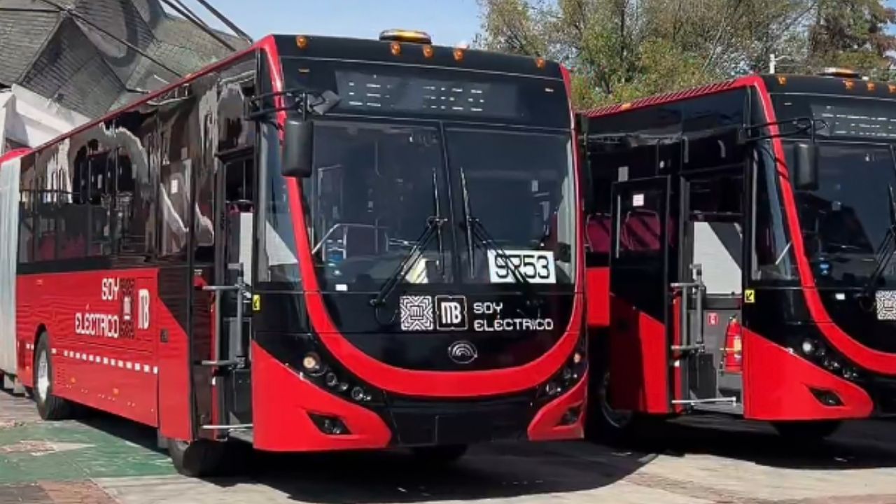 Metrobús estrena 26 nuevas unidades eléctricas