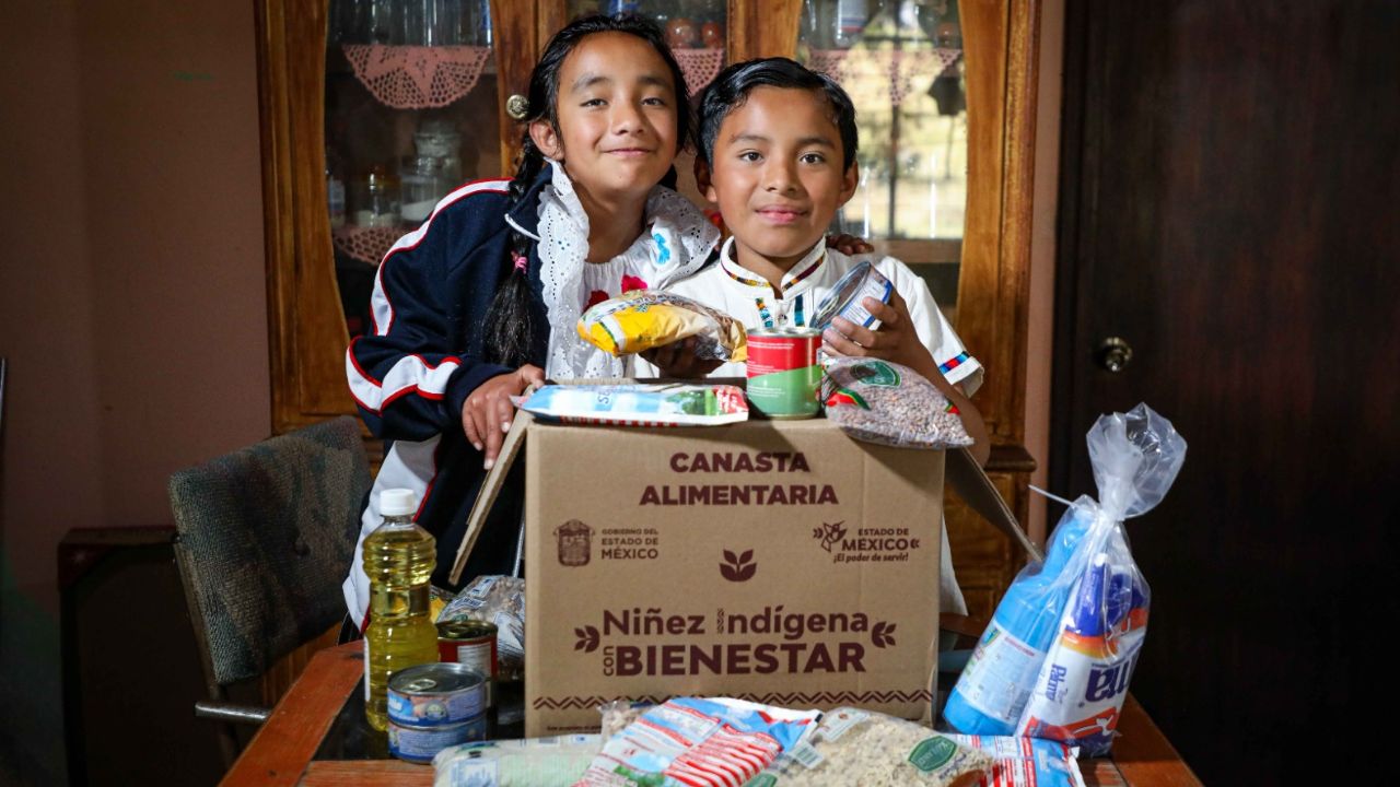 Entregan canastas alimentarias a niños indígenas