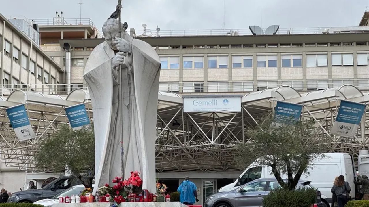 Papa Francisco está estable y sigue con tratamiento