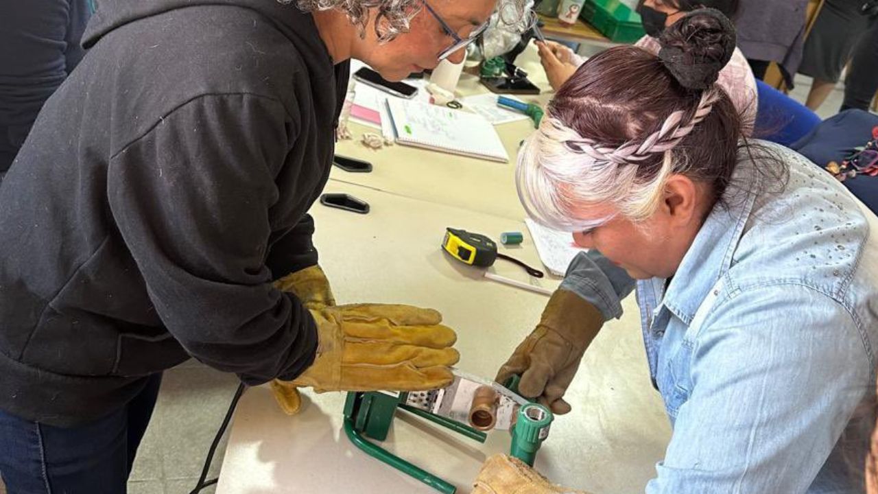 Secretaría del Agua del Estado de México capacita a mujeres plomeras