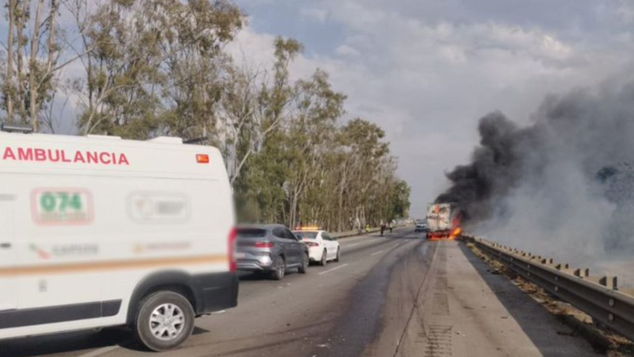 Tráiler se incendia en la autopista México-Querétaro
