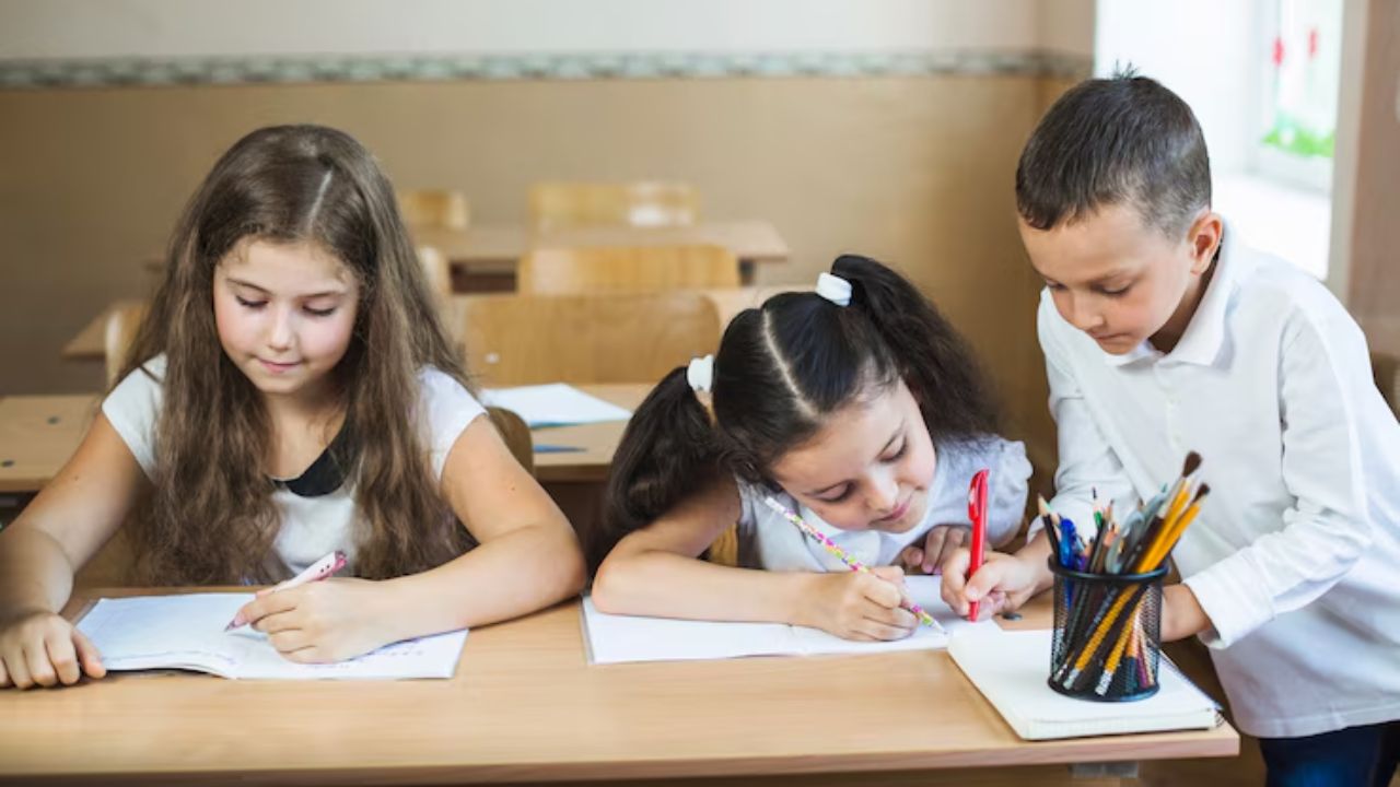 A clases más de 23 millones de estudiantes de educación básica