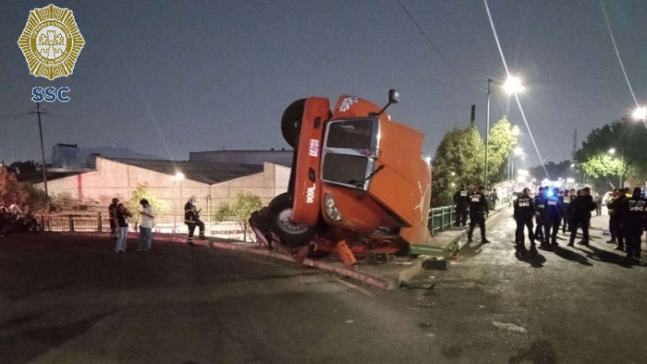 Suman 14 horas trabajos para retirar un tráiler