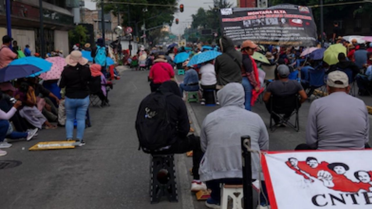 ¡Caos vial! CNTE bloquea el AICM