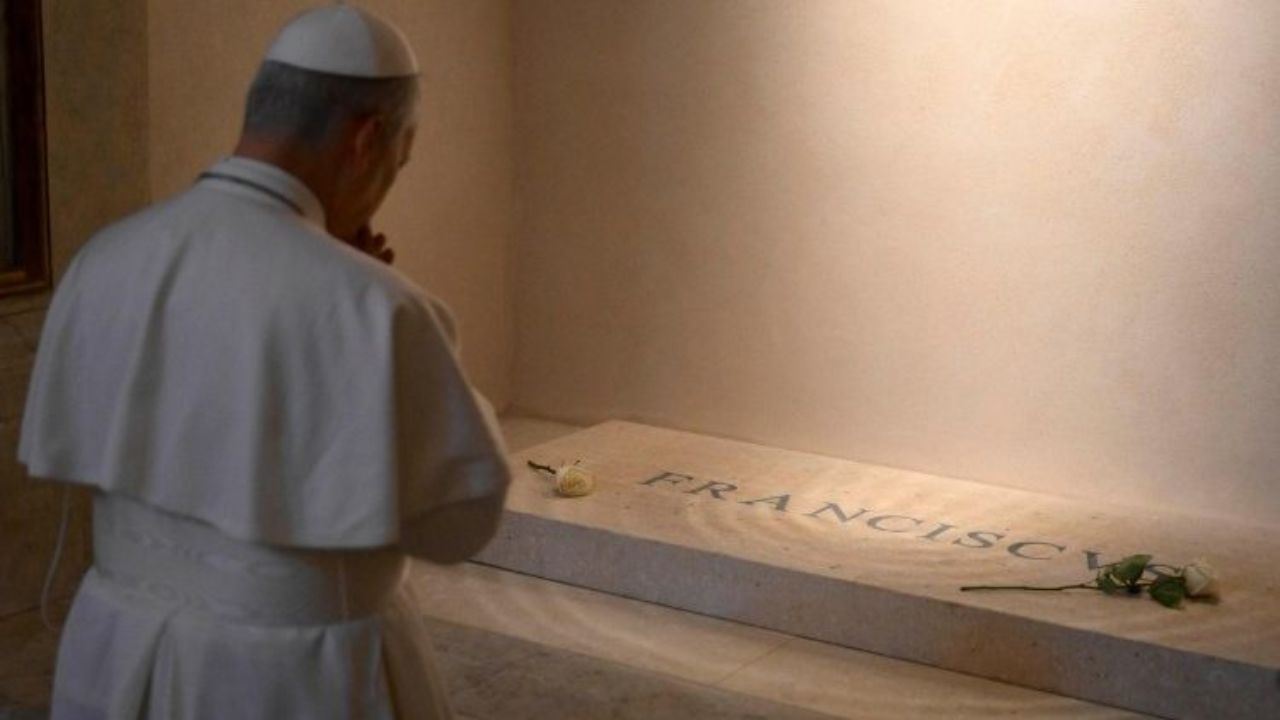 El papa León XIV acudió a rezar ante la tumba de Francisco