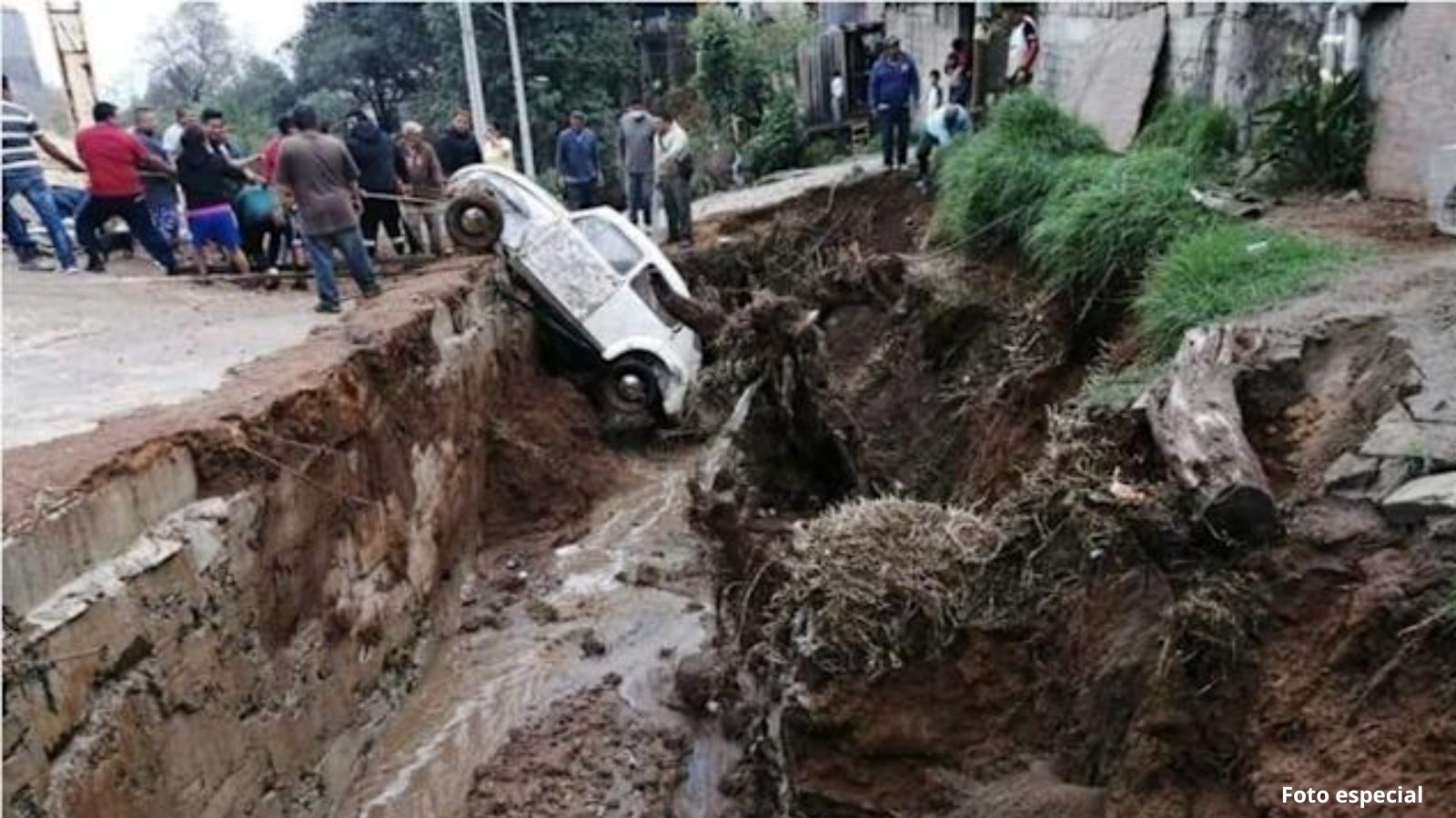 Avalancha de lodo sepulta casas y autos en Naucalpan